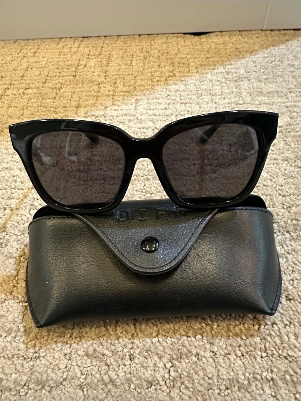 Diff Bella polarized Black Sunglasses with Case